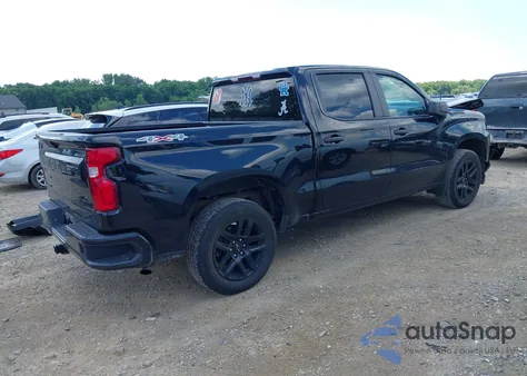 2021 Chevrolet Silverado 1500 4Wd Short Bed Custom z USA, uszkodzony, nr VIN 1GCPYBEK0MZ442078